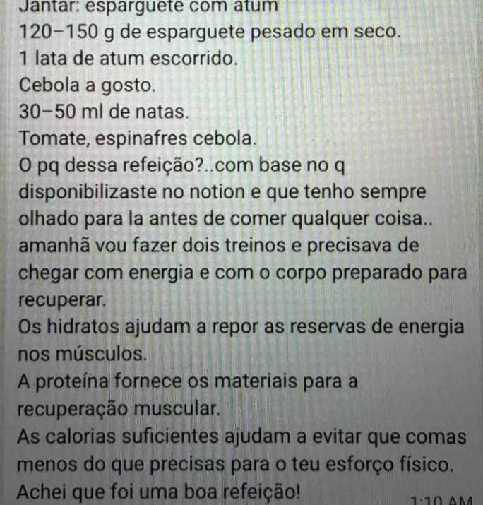 Mensagem de uma atleta a explicar a escolha do jantar com base nos guias do Notion, para recuperar para dois treinos no dia seguinte.